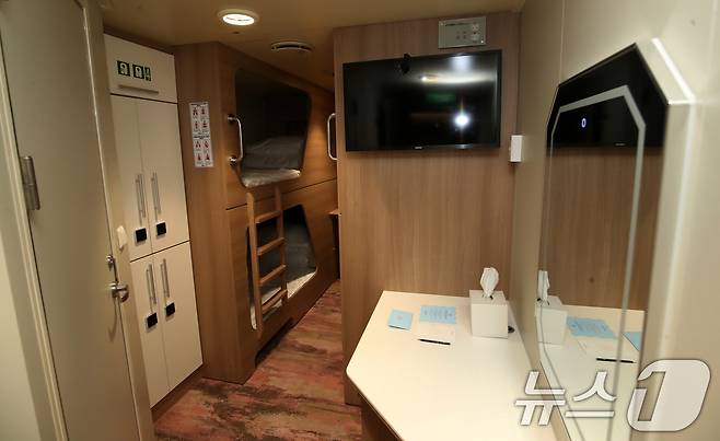 9일 부산 영도구 대선조선 영도조선소에서 '팬스타 미라클호' 명명식이 열린 가운데 미라클호 내 인사이드 캐빈(4인실) 객실이 보이고 있다. 2025.4.9/뉴스1 ⓒ News1 윤일지 기자