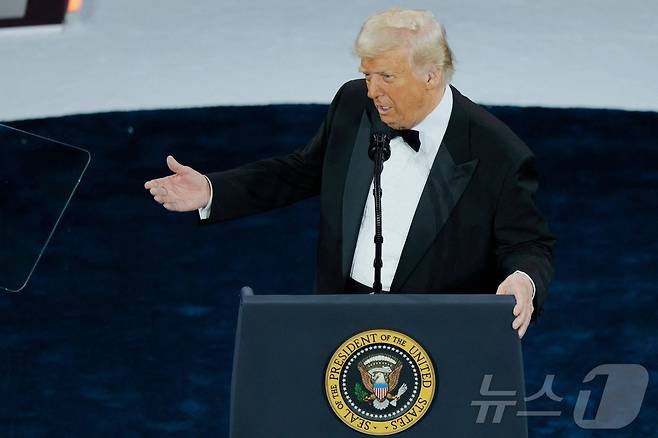 도널드 트럼프 미국 대통령이 8일(현지시간) 워싱턴에서 열린 공화당 전국 의회 위원회(NRCC) 행사에 참석해 “관세로 제약회사들이 미국 내로 생산 시설을 이전하도록 유도할 것”이라고 밝히고 있다. 2025.04.09 ⓒ AFP=뉴스1 ⓒ News1 우동명 기자