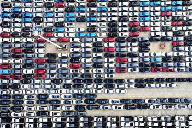 15일 중국 장쑤성 항구에 수출 자동차들이 주차되어 있다. 중국은 15일부터 18일까지 나흘 간 베이징에서 제20기 공산당 중앙위원회 3차 전체회의를 개최한다. 2024.07.15. ⓒ AFP=뉴스1 ⓒ News1 장시온 기자