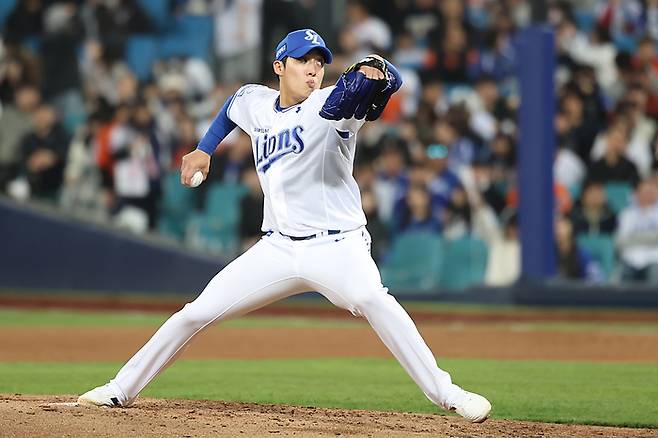 삼성 원태인이 4일 대구삼성라이온즈파크에서 열린 2025 KBO리그 한화전에 선발 등판해 역투하고 있다. 사진 | 삼성 라이온즈