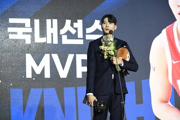 국내선수 MVP로 선정된 서울SK 안영준. 사진┃KBL