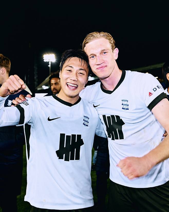 [스포츠조선 강우진 기자]대한민국 축구 국가대표팀 미드필더 백승호가 잉글랜드 프리미어리그(EPL) 진출이 머지 않았다. 잉글랜드 3부리그 생활을 한 시즌만에 뒤로하고 2부리그로 다시 복귀했다. 백승호의 소속팀인 버밍엄 시티는 9일(한국시각) 잉글랜드 풋볼리그 챔피언십으로의 복귀를 확정 지었다. 사진=버밍엄 SNS