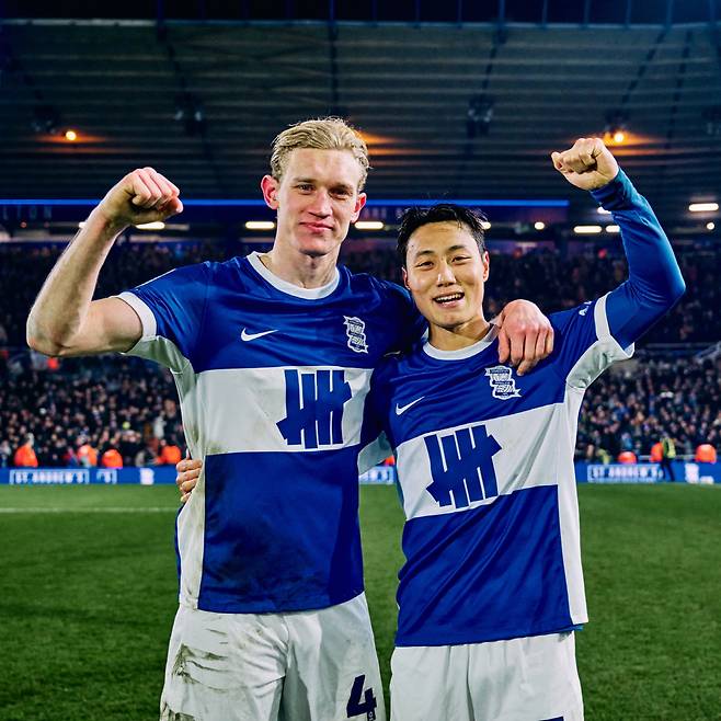 [스포츠조선 강우진 기자]대한민국 축구 국가대표팀 미드필더 백승호가 잉글랜드 프리미어리그(EPL) 진출이 머지 않았다. 잉글랜드 3부리그 생활을 한 시즌만에 뒤로하고 2부리그로 다시 복귀했다. 백승호의 소속팀인 버밍엄 시티는 9일(한국시각) 잉글랜드 풋볼리그 챔피언십으로의 복귀를 확정 지었다. 사진=버밍엄 SNS