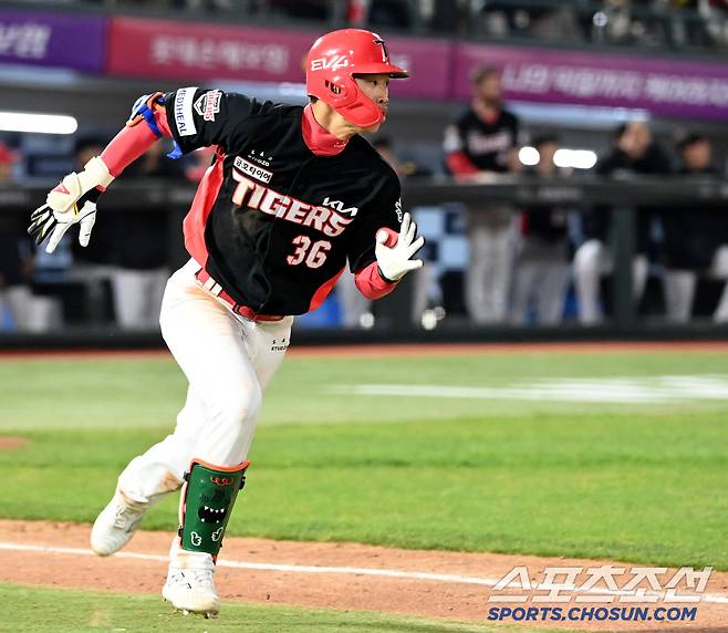 안타를 때려내고 1루로 질주