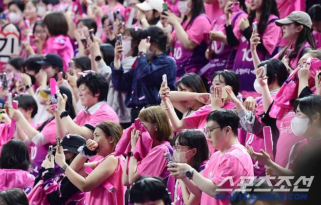 우승이 확정되자 눈물 흘리고 있는 흥국생명 배구팬들.