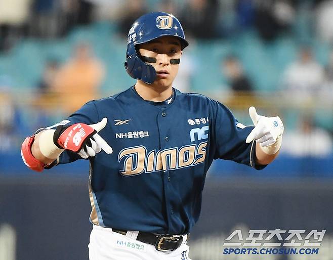 27일 대구 라이온즈파크에서 열린 NC-삼성전. 1회초 무사 2, 3루 손아섭이 1타점 안타를 친 후 기뻐하고 있다. 대구=정재근 기자 cjg@sportschosun.com/2025.3.27/