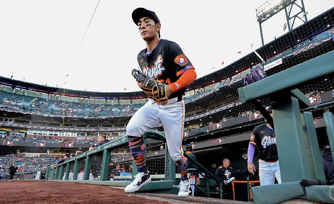 샌프란시스코 자이언츠 이정후가 9일(한국시각) 오라클파크에서 열린 신시내티 레즈전에 새 유니폼을 착용하고 그라운드로 나서고 있다. 사진=SF 자이언츠 구단 X 계정