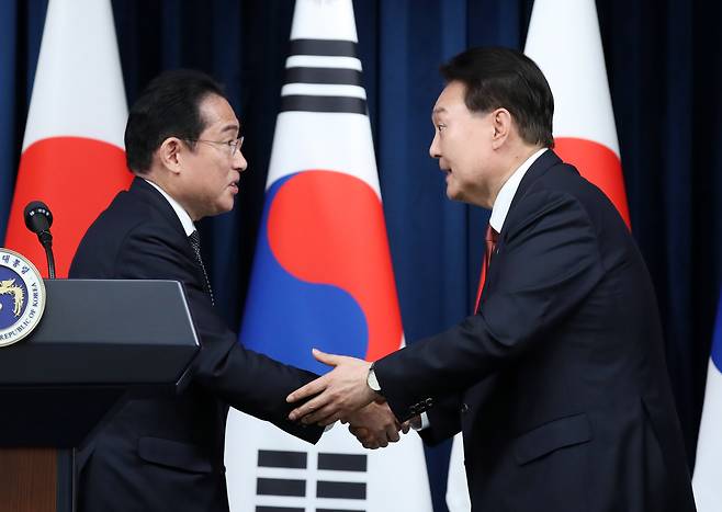 2023년 5월 7일 윤석열 대통령과 기시다 후미오 일본 총리가 서울 용산 대통령실 청사에서 공동기자회견을 마친 뒤 악수하고 있다. /뉴시스