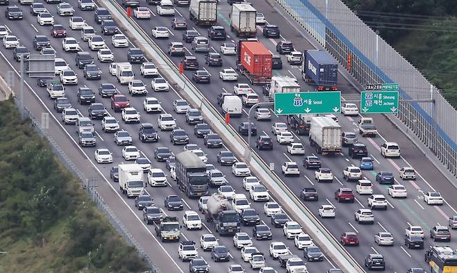 서해안고속도로에 몰려있는 차량들의 모습. /뉴스1