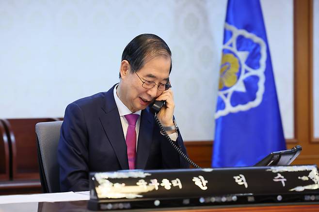 한덕수 대통령 권한대행 국무총리가 8일 정부서울청사에서 도널드 트럼프 미국 대통령과 전화 통화를 하고 있다. /총리실 제공