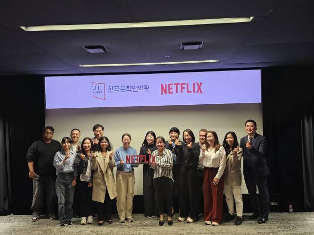 8일 서울 넷플릭스코리아에서 진행된 넷플릭스 현지화 전략 성과 공유회에서 참석자들이 기념촬영을 하고 있다. 김미경기자