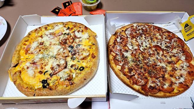 20250408_220846.jpg 저녁 배달 피자에 쏘주한잔