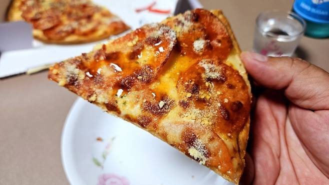 20250408_221109.jpg 저녁 배달 피자에 쏘주한잔