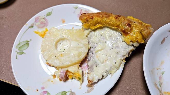 20250408_222312.jpg 저녁 배달 피자에 쏘주한잔