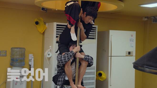 lqYagP.jpg 기안84가 설계한 대환장 기안장 밥먹기 위해 식당 내려가는 방법.jpg