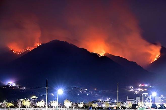경상남도 산청 산불 발생 8일째를 맞은 지난달 28일 오후 구곡산에서 황점마을 뒷산까지 번진 산불이 밤이 되자 더욱 선명하게 드러나고 있다. 뉴시스