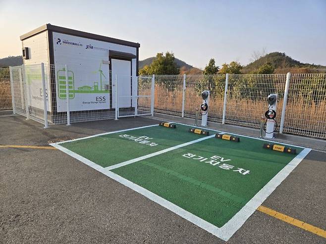 전남도가 전기차 등 친환경 자동차 배터리에 전력을 저장하고 필요시 자원으로 활용해 에너지 순환 체계를 구축하는 '친환경 자동차 기반 넷제로 시티 실증'에 본격 나서고 있다. 전남도 제공