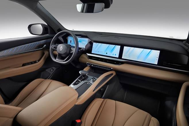 12.3인치 모니터 3개가 적용돼 있는 르노 그랑콜레오스 인테리어 사진=르노코리아