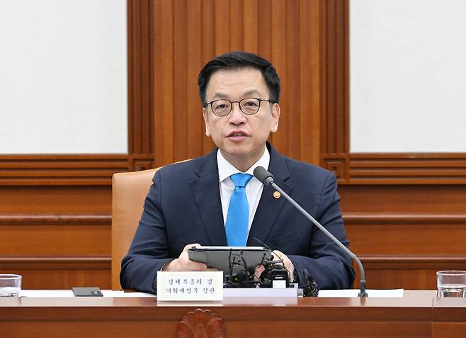 최상목 부총리 겸 기획재정부 장관이 9일 오후 서울 종로구 정부서울청사에서 열린 ‘경제관계장관회의 겸 산업경쟁력강화 관계장관회의’에서 모두발언을 하고 있다. 기획재정부