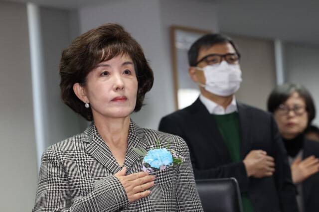 지난해 12월10일 열린 진실화해위원장 취임식에서 박선영 위원장이 황인수 조사1국장(오른쪽)과 함께 국민의례를 하고 있다. 한겨레 자료사진