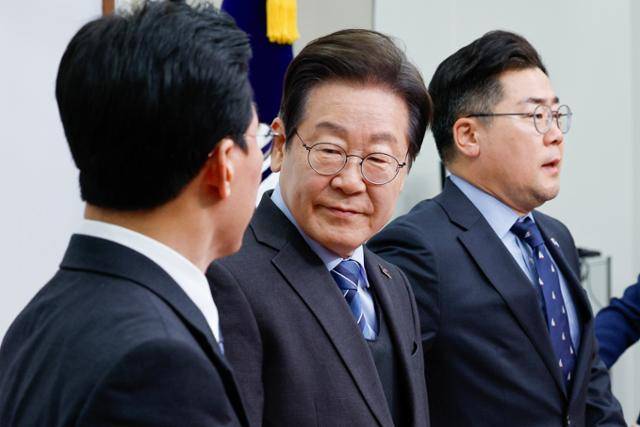 더불어민주당 김민석(왼쪽부터) 최고위원, 이재명 대표, 박찬대 원내대표가 9일 서울 여의도 국회에서 열린 최고위원회의에 입장하고 있다. 뉴스1