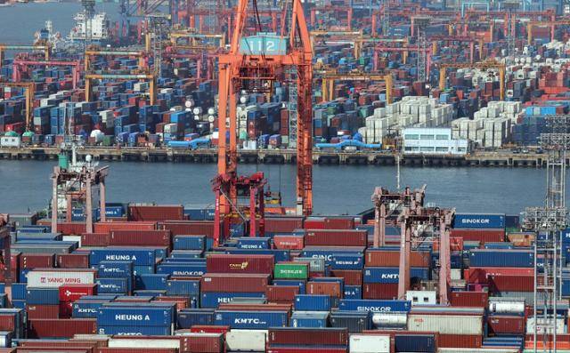 도널드 트럼프 미국 행정부의 전 세계 대상 상호관세가 발효된 9일 부산 남구 신선대 및 감만 부두 야적장에 수출입 컨테이너가 쌓여 있다. 부산=뉴시스