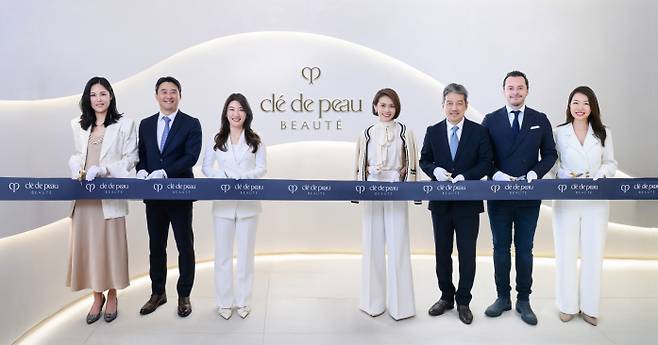 &nbsp;서울신라호텔에서 ‘끌레드뽀 보떼 스파’ 그랜드 오프닝 행사를 가졌다. 이정호 호텔신라 호텔&레저 부문장(우측에서 세 번째), 니콜 탄(Nicole Tan) 시세이도 아시아 퍼시픽 대표(우측에서 네 번째), 양근혜 시세이도 코리아 대표(우측에서 다섯 번째) 등 관계자들이 참석한 가운데 기념 촬영을 하고있다.