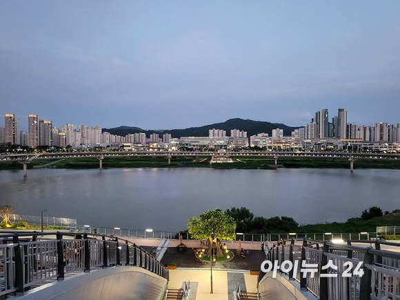 2022년 7월 세종시 세종동 금강보행교에서 바라본 세종 아파트 전경. [사진=이수현 기자]