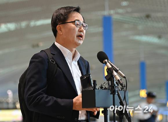 김동연 경기도지사가 9일 오전 인천공항 2터미널에서 제21대 대통령선거 출마 선언을 하고 있다.