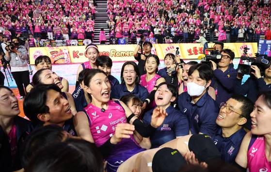 8일 챔피언결정 5차전에서 승리해 현역 생활 마지막 경기를 우승으로 장식한 김연경이 선수들과 함께 환호하고 있다. 연합뉴스