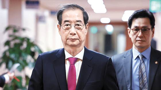 한덕수 대통령 권한대행 국무총리가 8일 정부서울청사에서 열린 국무회의에 입장하고 있다. 연합뉴스