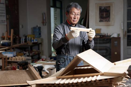 이강연 대한민국 가마 전승자가 2일 오후 경기도 파주 광탄면의 한 공방에서 이번 종묘 환안제에 쓰일 가마의 지붕 부분을 손질하고 있다. 전민규 기자