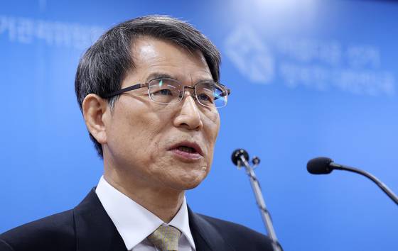 노태악 중앙선거관리위원장이 9일 경기 과천 중앙선거관리위원회에서 제21대 대통령 선거 관련 대국민 담화를 발표하고 있다. 뉴스1