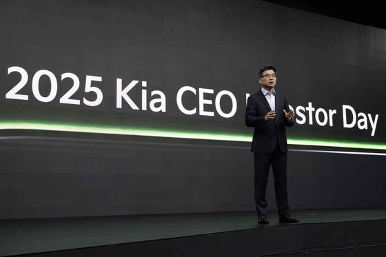 기아가 9일 서울 중구 신라호텔에서 '2025 CEO 인베스터 데이'를 개최하고 투자자와 애널리스트 등을 대상으로 '지속가능한 모빌리티 솔루션 기업'으로의 전환을 목표로 더욱 구체화된 중장기 사업 전략을 공개했다.  송호성 기아 사장이 '2025 CEO 인베스터 데이'에서 기아의 중장기 사업 전략과 재무 목표 등을 설명하고 있다. 사진 기아