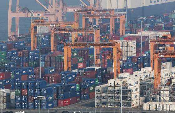 도널드 트럼프 미국 대통령의 상호관세 발효를 하루 앞둔 8일 경기도 평택항에 컨테이너가 쌓여 있다. 연합뉴스