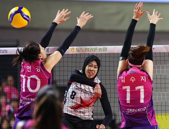 득점 성공하는 메가   (인천=연합뉴스) 김도훈 기자 = 8일 인천 삼산월드체육관에서 열린 프로배구 V리그 여자부 챔피언결정전 흥국생명과 정관장의 5차전 경기. 정관장 메가가 흥국생명 김연경-김수지를 상대로 득점하고 있다. 2025.4.8   superdoo82@yna.co.kr (끝)  〈저작권자(c) 연합뉴스, 무단 전재-재배포, AI 학습 및 활용 금지〉