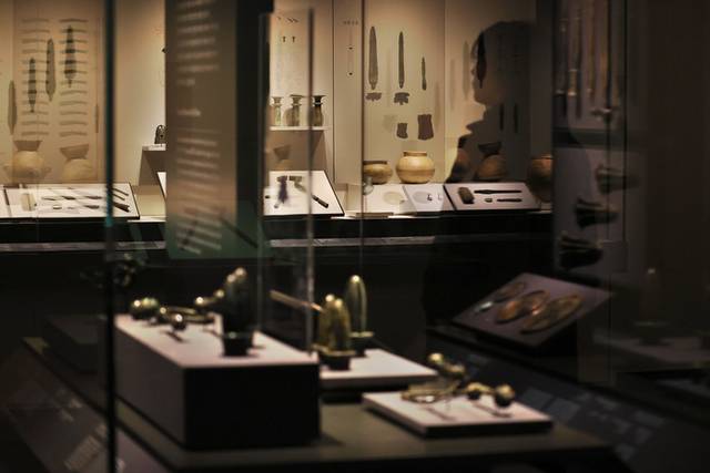 ▲ 지난 2월 14일 오전 서울 용산구 국립중앙박물관에서 열린 선사고대관 재개관 언론공개회에서 참석자가 전시실을 둘러보고 있다.  새롭게 단장한 선사고대관 내 구석기실, 신석기실, 청동기실, 고조선·부여·삼한실, 고구려실 전시실에서는 총 1156건, 1807점의 유물을 만날 수 있다. 연합뉴스