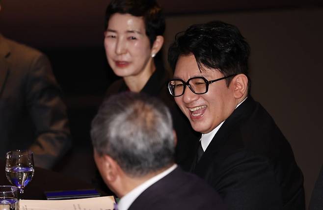 방시혁 하이브 의장이 2월 20일 서울 영등포구 FKI타워 컨퍼런스센터에서 열린 한국경제인협회 제64회 정기총회에서 참석자들과 대화하고 있다. 사진=연합뉴스