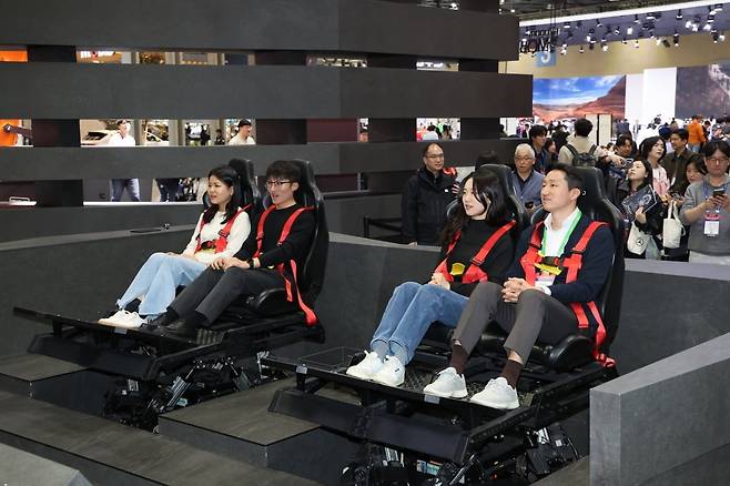 2025서울모빌리티쇼 HD현대관을 방문한 HD현대 정기선 수석부회장이 4D 라이드를 체험하고 있다. 사진=HD현대