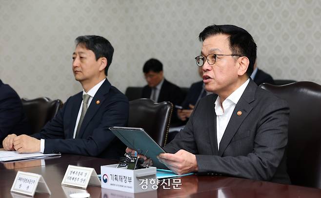 최상목 부총리 겸 기획재정부 장관이 지난 8일 서울 종로구 정부서울청사에서 미국 관세 부과에 따른 분야별 영향 점검을 논의하기 위해 열린 경제관계장관 간담회에서 발언하고 있다. 권도현 기자