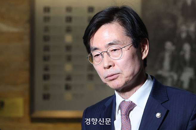 조경태 국민의힘 의원이 6일 서울 여의도 국회에서 열린 비상 의원총회에 참석하고 있다. 한수빈 기자