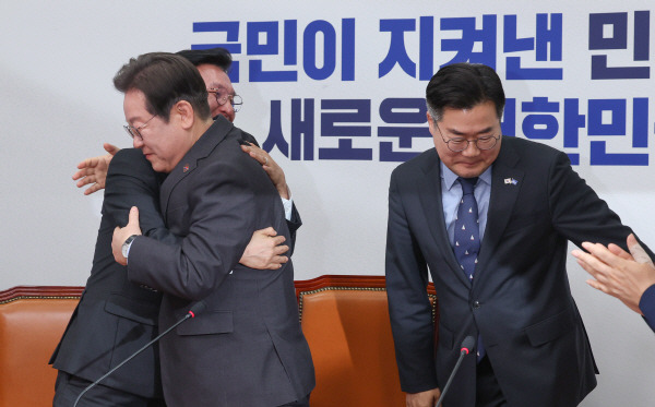 더불어민주당 이재명 대표가 9일 서울 여의도 국회에서 열린 최고위원회의에서 사퇴 의사를 밝힌 뒤 김민석 수석최고위원과 포옹하고 있다. 연합뉴스