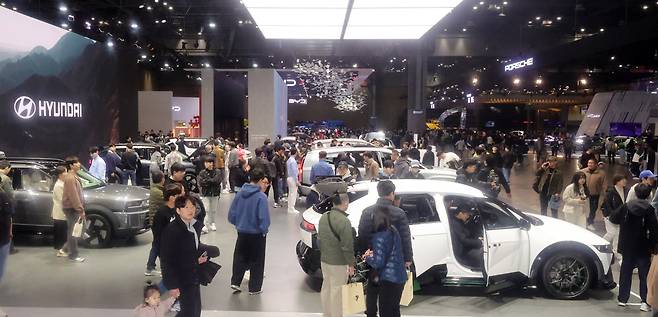 Visitors check out Hyundai Motor vehicles at the Seoul Mobility Show 2025 at Kintex in Goyang, Gyeonggi Province, Sunday. (Yonhap)