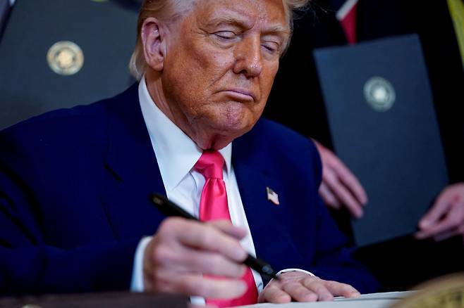 US President Donald Trump signs an energy-related executive order, at the White House in Washington on Tuesday. (Reuters-Yonhap)