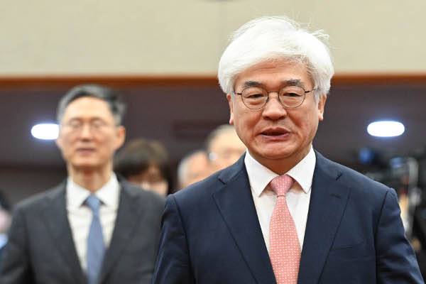 마은혁 헌법재판관이 9일 서울 종로구 헌법재판소에서 열린 취임식에 참석하고 있다. 마 재판관은 취임사에서 “대한국민이 보여주신 민주주의 수호에 대한 확고한 의지와 헌신”이라고 언급하며 헌재의 역할을 강조했다. ‘대한국민’은 헌법 전문(前文)에 나오는 표현으로, 윤석열 전 대통령 파면 결정문에도 쓰였다. 이한형 기자