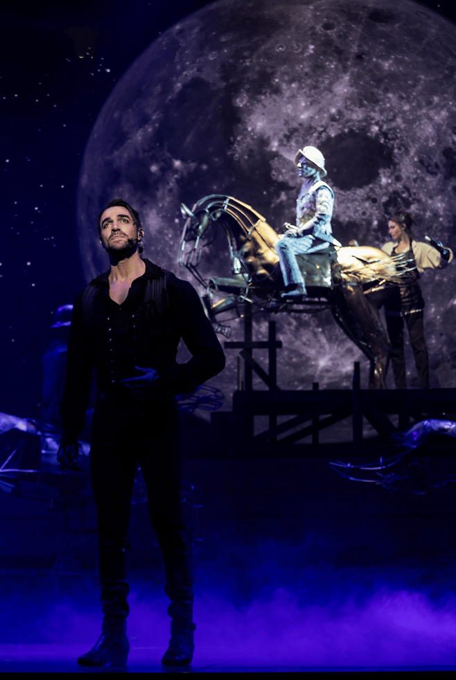 프렌치 오리지널 뮤지컬 ‘돈 주앙’에서 돈 주앙(지안마르코 스키아레띠)이 달을 바라보며 슬픈 연기를 하고 있다. <마스트인터내셔널>