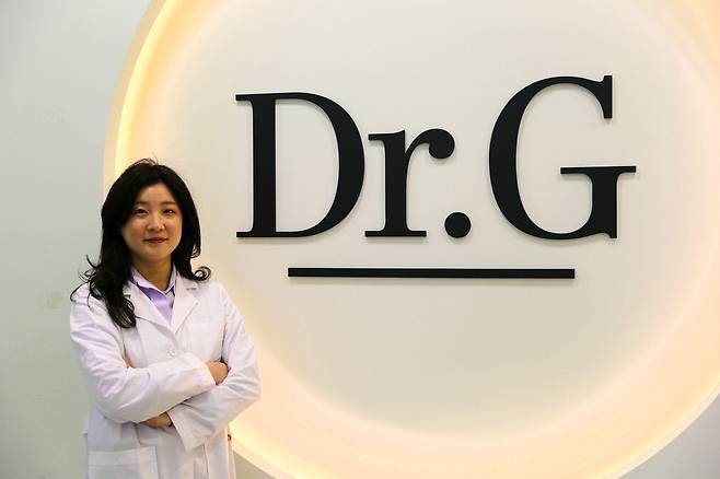 고운세상코스메틱 피부과학연구소 이정현 팀장. 
오른쪽은 닥터지 레드 블레미쉬와 '각보자' 라인 제품.