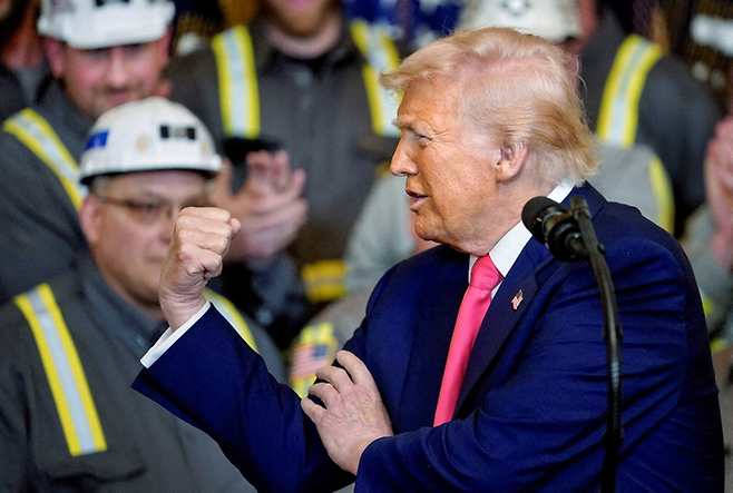 8일(현지시간) 워싱턴DC 백악관 이스트룸에서 열린 ‘미국 에너지 활성화 행정명령 서명식’에 초청받은 광부들이 지켜보는 가운데 도널드 트럼프 미국 대통령이 힘을 과시하는 제스처를 취하고 있다. 트럼프 행정부가 예고한 전 세계 대상 상호관세는 예정대로 9일 발효됐다. [EPA = 연합뉴스]