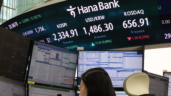 9일 서울 중구 하나은행 본점 딜링룸 현황판.(사진=연합뉴스)