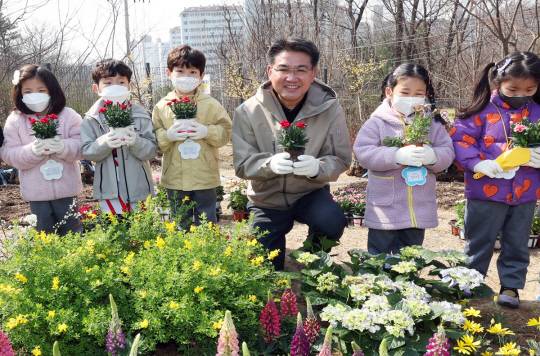 오승록(오른쪽 세번째) 서울 노원구청장이 주민참여 100만그루나무심기에 참여해 어린이들과 기념촬영을 하고 있다.   노원구청 제공
